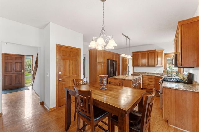 10129 Horseshoe Trail, Eden Prairie, MN 55347