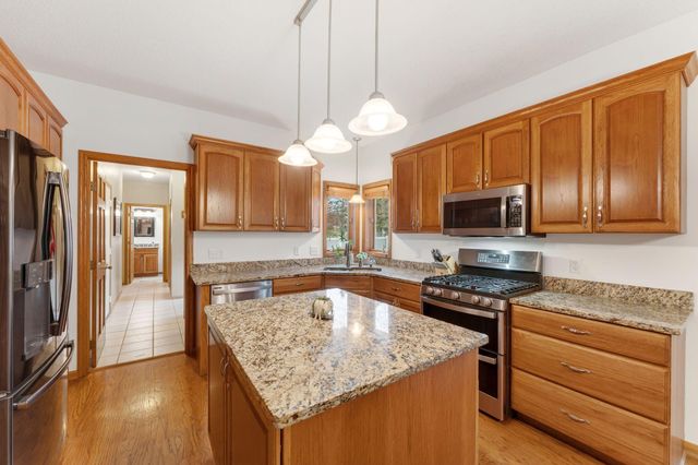 10129 Horseshoe Trail, Eden Prairie, MN 55347