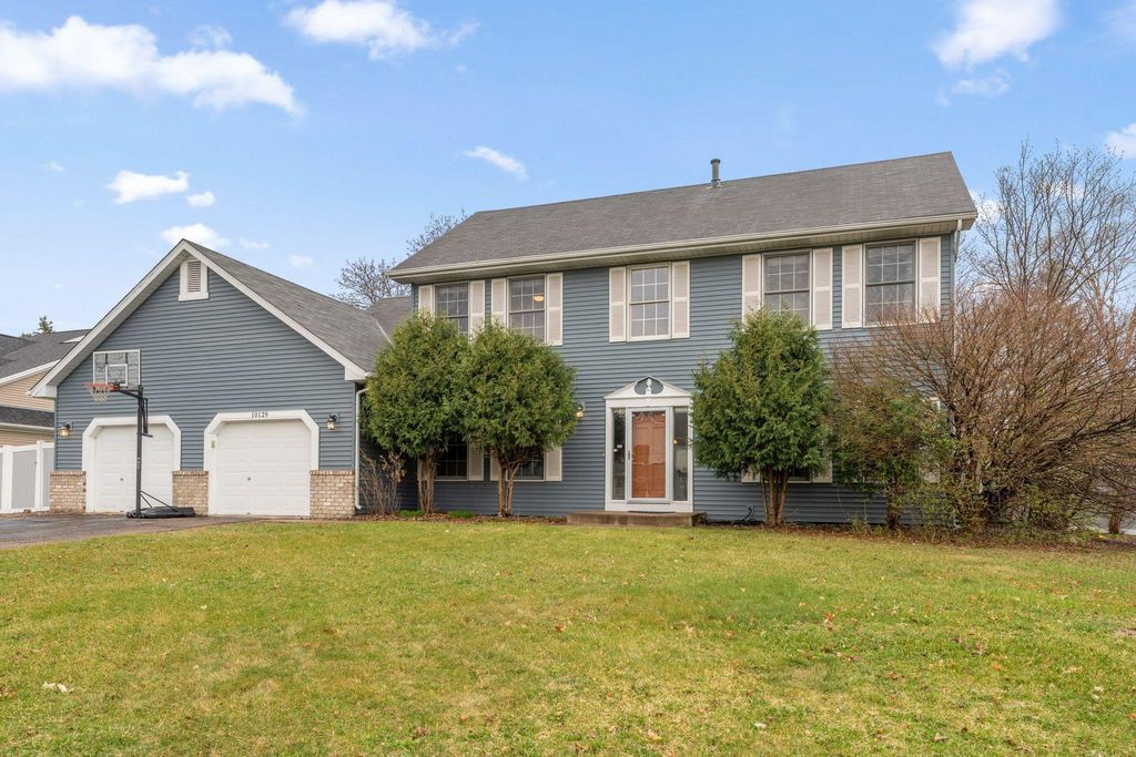 10129 Horseshoe Trail, Eden Prairie, MN 55347
