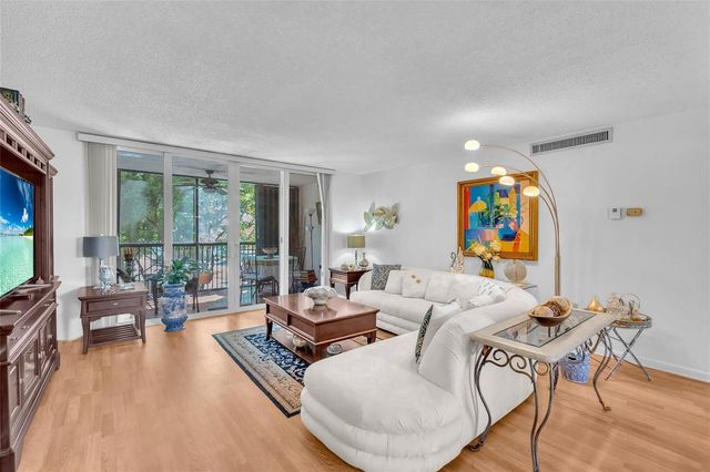 3910 Inverrary Boulevard 308-B, Lauderhill, FL 33319