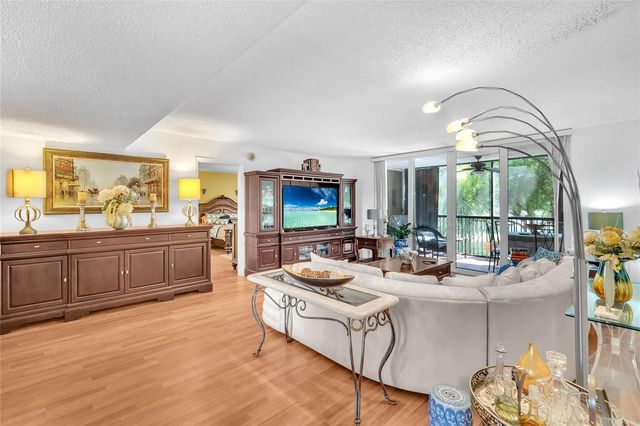 3910 Inverrary Boulevard 308-B, Lauderhill, FL 33319