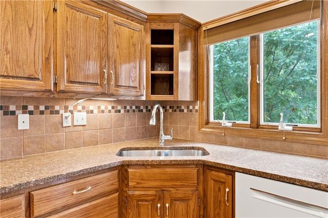 11820 Skyview Lane, Olathe, KS 66061