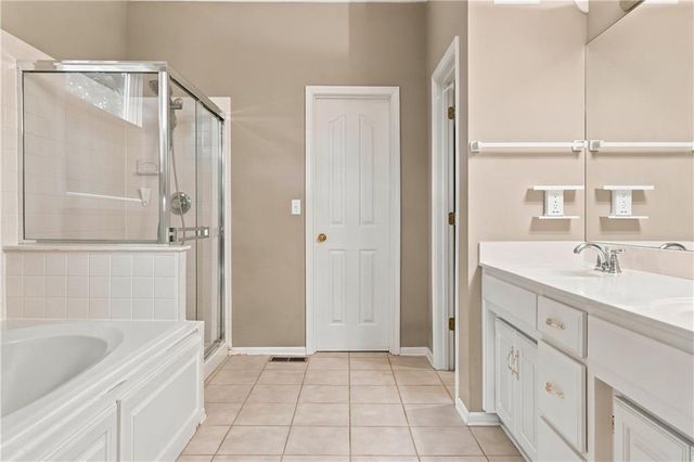 11820 Skyview Lane, Olathe, KS 66061