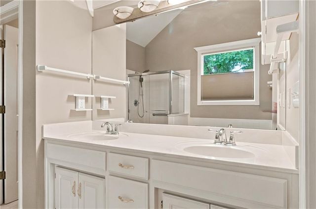 11820 Skyview Lane, Olathe, KS 66061