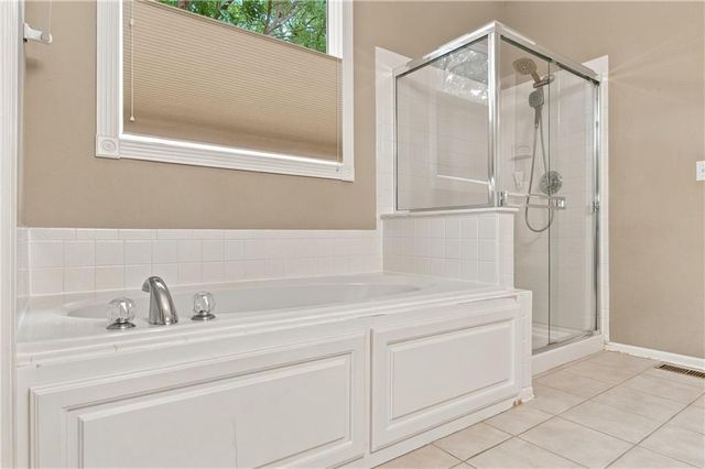 11820 Skyview Lane, Olathe, KS 66061