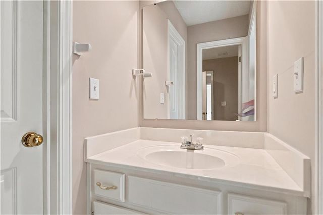 11820 Skyview Lane, Olathe, KS 66061