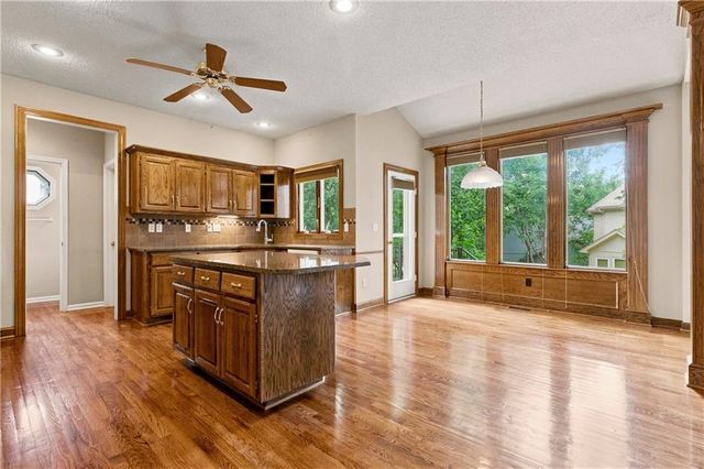 11820 Skyview Lane, Olathe, KS 66061