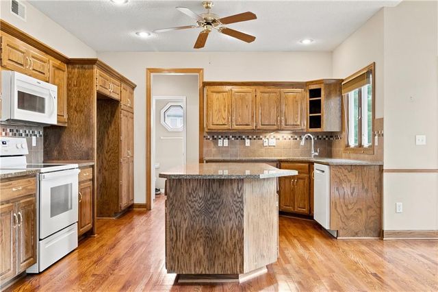 11820 Skyview Lane, Olathe, KS 66061