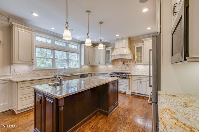 5079 Rose Gardens Circle, Kingsport, TN 37660