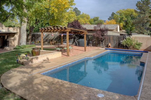 1016 Acequia Trail NW, Los Ranchos, NM 87107