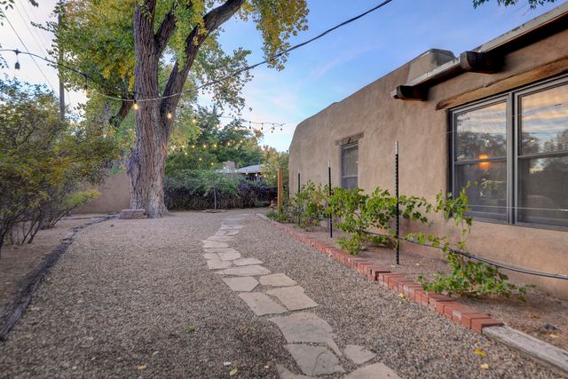 1016 Acequia Trail NW, Los Ranchos, NM 87107