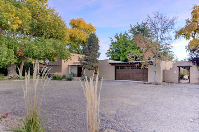 1016 Acequia Trail NW, Los Ranchos, NM 87107