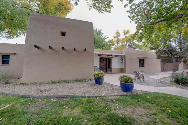 1016 Acequia Trail NW, Los Ranchos, NM 87107