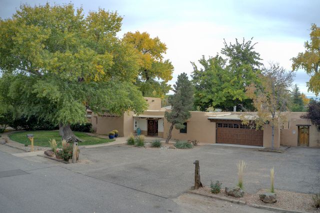 1016 Acequia Trail NW, Los Ranchos, NM 87107