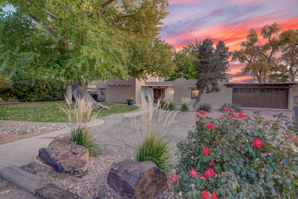 1016 Acequia Trail NW, Los Ranchos, NM 87107