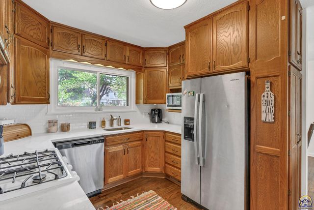 3626 SW 17th ST, Topeka, KS 66604