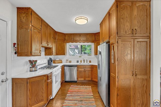 3626 SW 17th ST, Topeka, KS 66604