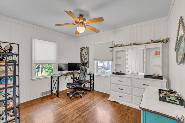 3626 SW 17th ST, Topeka, KS 66604