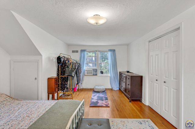 3626 SW 17th ST, Topeka, KS 66604