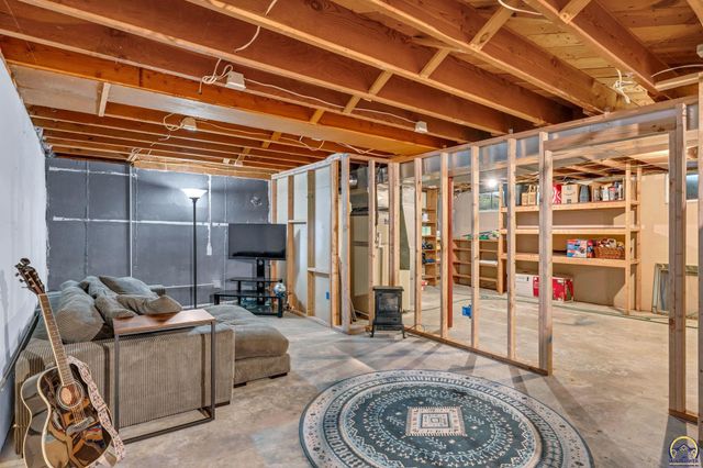 3626 SW 17th ST, Topeka, KS 66604