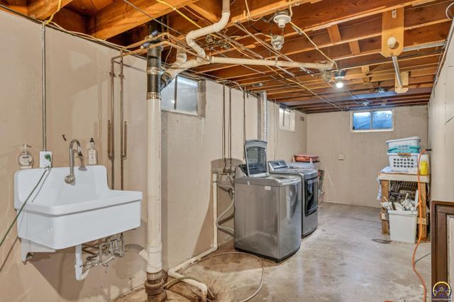 3626 SW 17th ST, Topeka, KS 66604