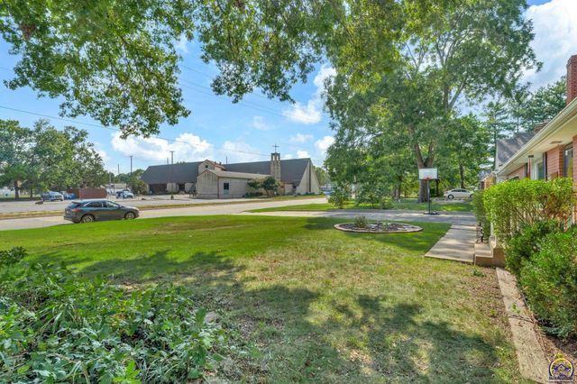3626 SW 17th ST, Topeka, KS 66604