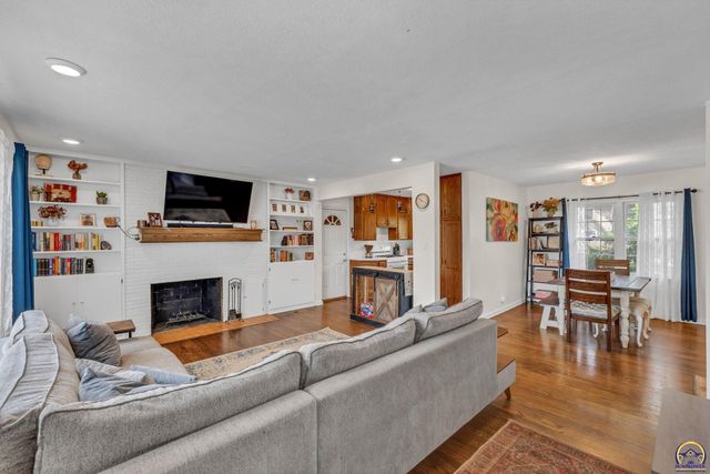 3626 SW 17th ST, Topeka, KS 66604