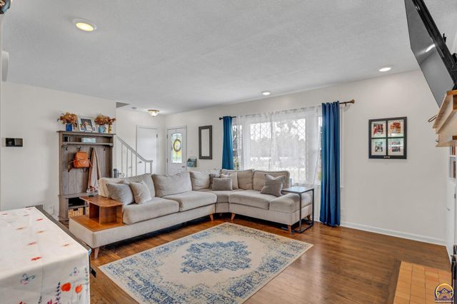 3626 SW 17th ST, Topeka, KS 66604