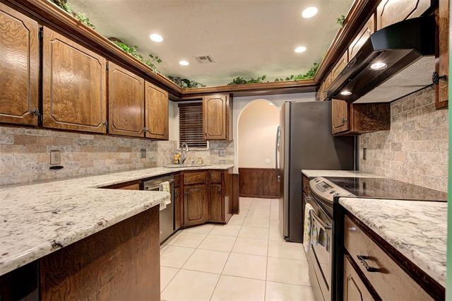 733 N Robinson Avenue, Moore, OK 73170