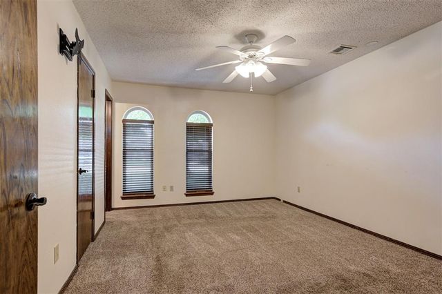 733 N Robinson Avenue, Moore, OK 73170
