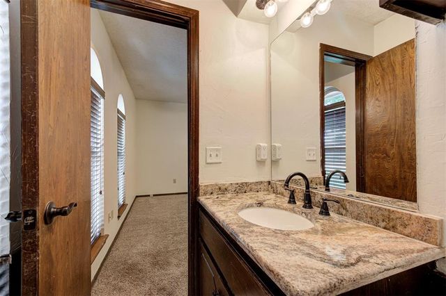 733 N Robinson Avenue, Moore, OK 73170