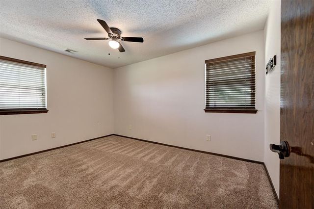 733 N Robinson Avenue, Moore, OK 73170