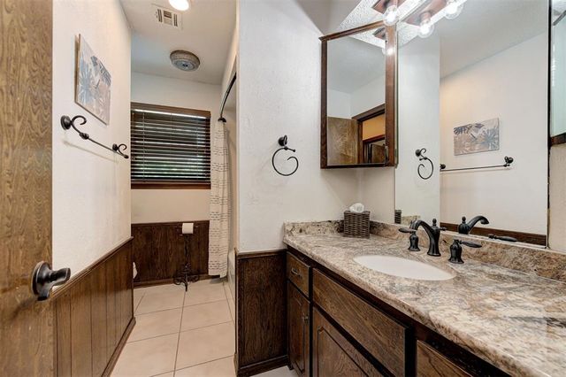 733 N Robinson Avenue, Moore, OK 73170