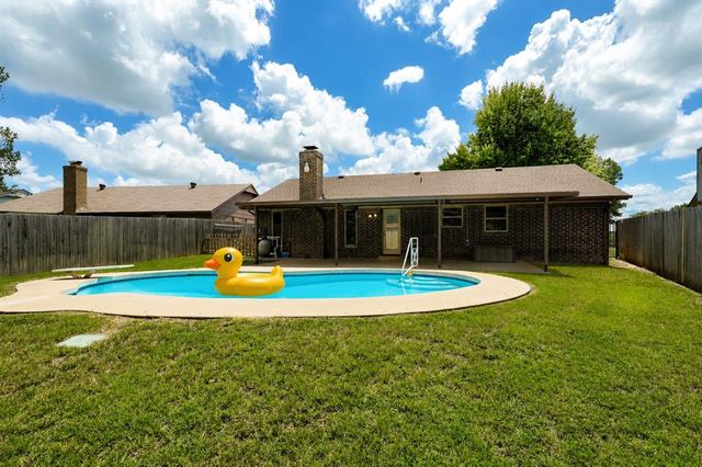 733 N Robinson Avenue, Moore, OK 73170