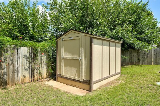 733 N Robinson Avenue, Moore, OK 73170
