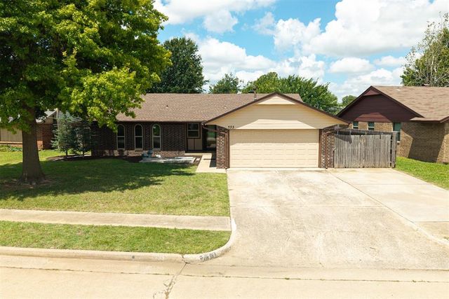 733 N Robinson Avenue, Moore, OK 73170