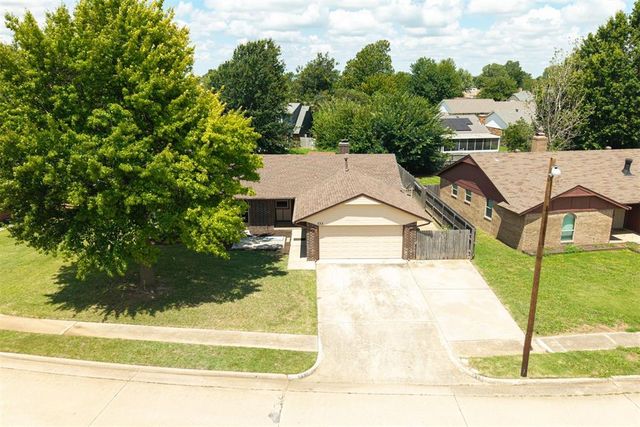 733 N Robinson Avenue, Moore, OK 73170
