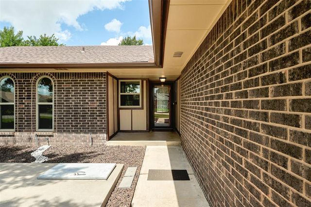 733 N Robinson Avenue, Moore, OK 73170
