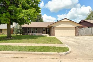 733 N Robinson Avenue, Moore, OK 73170