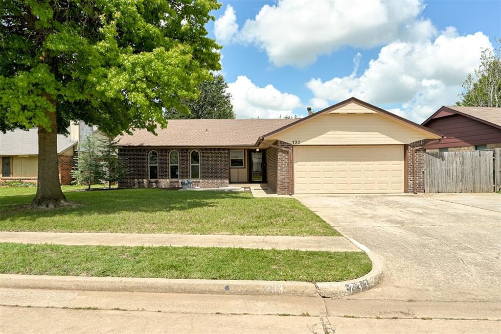 733 N Robinson Avenue, Moore, OK 73170