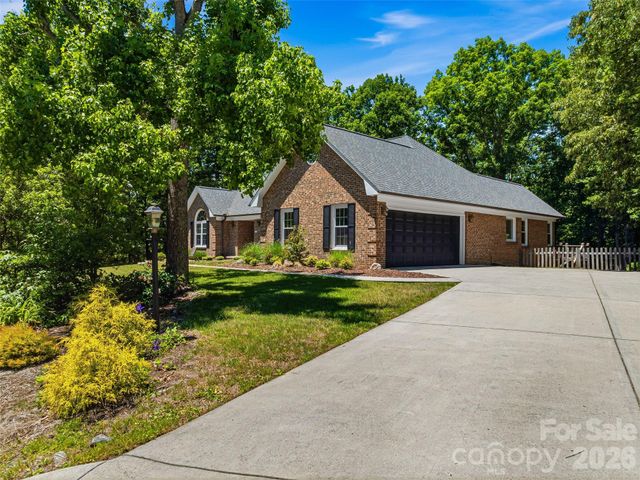 18 High Bluff Drive, Weaverville, NC 28787
