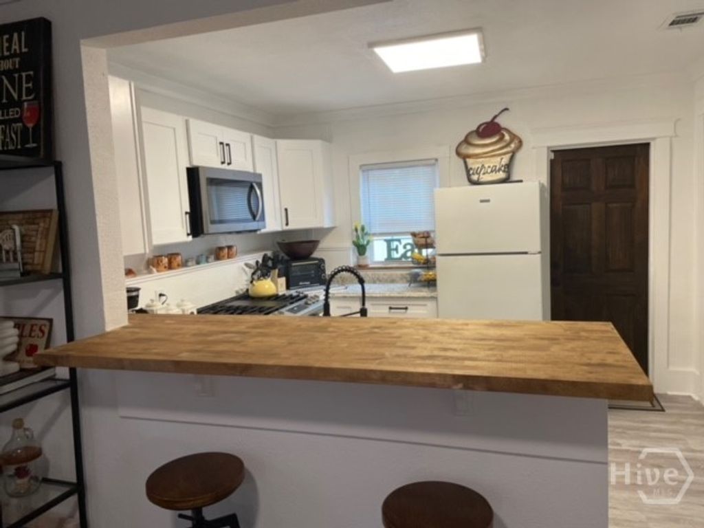 Image 11 of property listing at 626 E Waldburg Street, Savannah, GA 31401