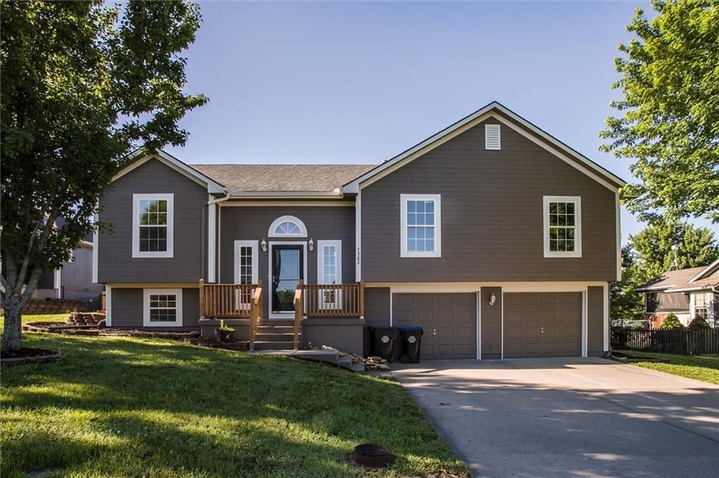 1302 Ridge Tree Lane, Pleasant Hill, MO 64080