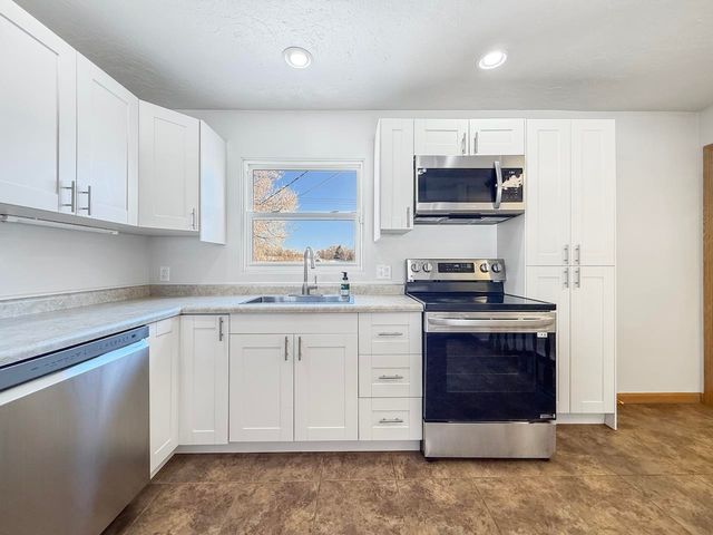 1920 6th St. NW, Minot, ND 58703