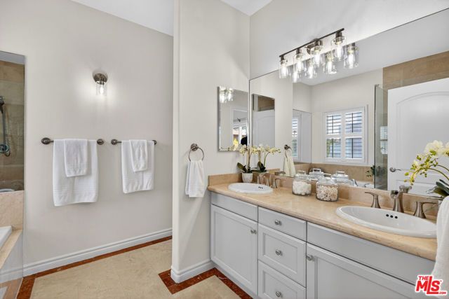 11871 Iowa Avenue 102, Los Angeles, CA 90025