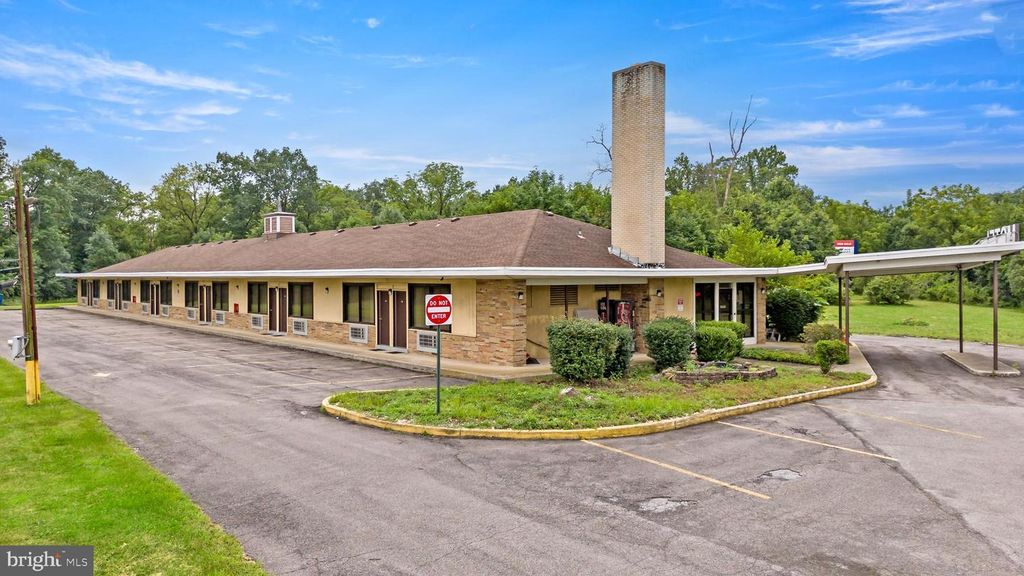 1058 HAUSMAN RD, Allentown, PA 18104