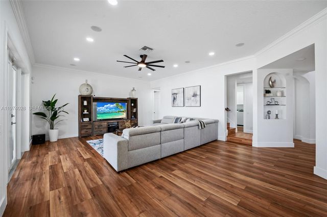 1537 Victoria Isle Way, Weston, FL 33327