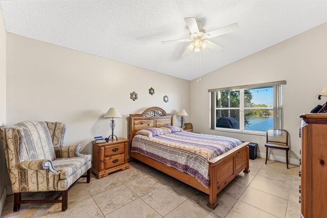 11827 SW 7th Street, Pembroke Pines, FL 33025