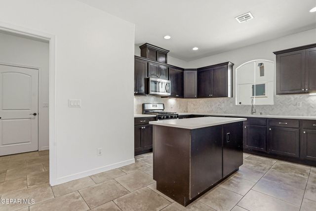 835 BRONZE HILL Avenue, Santa Teresa, NM 88008