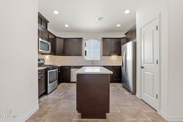 835 BRONZE HILL Avenue, Santa Teresa, NM 88008